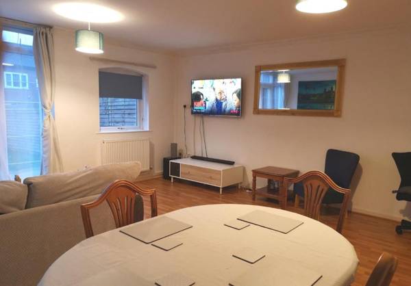 Workspace - BrumStay UK - 5 Bed TownHouse with Garden and Parking for upto 3 small cars