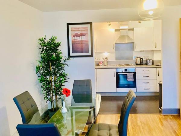 Nr Bullring Birmingham City with Balcony & Parking