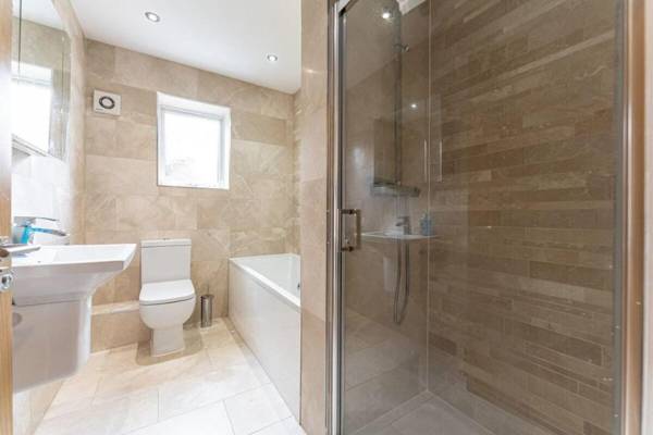 Spacious 3 Bedroom house 10 mins to Birmingham