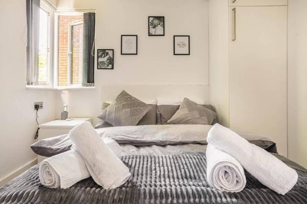 Entire Apartment Fast WiFi Free Parking Free Prime Video & Netflix