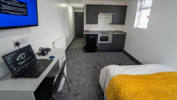 Spacious studio right by QE and UOB