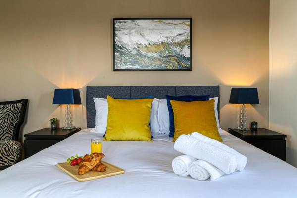 Premium 4 large double bed townhouse in Bicester next to Bicester Village