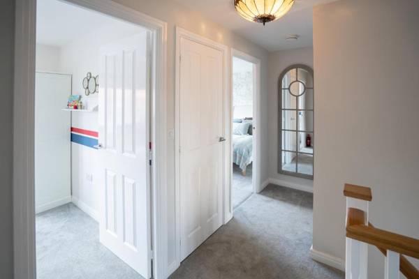 Immaculate 4-Bed House 5mins walk to Village shop