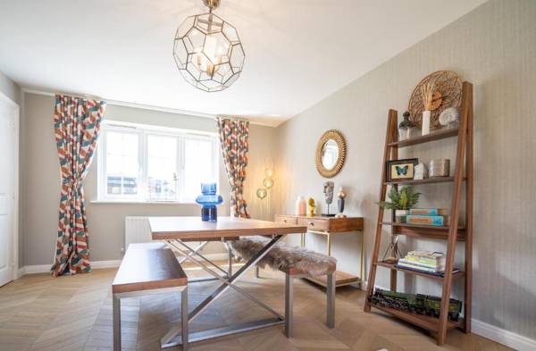 New Build 5 Bedroom Detached House With Parking