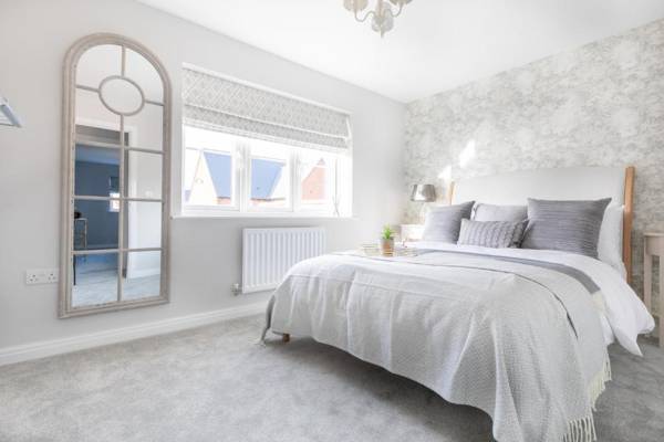 4 Bedroom Detached House 5mins walk to shopping village