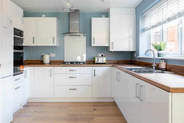 4 Bedroom Detached House 5mins walk to shopping village