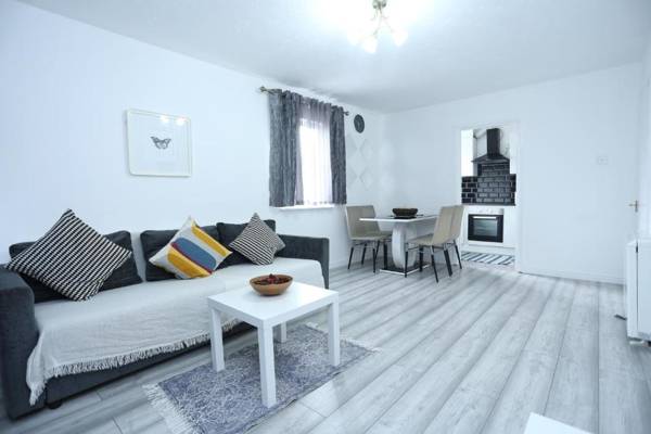 Modern 2 Bedroom Flat with Free Parking and WIFI
