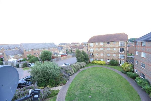 Modern 2 Bedroom Flat with Free Parking and WIFI