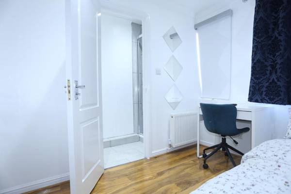 Workspace - Cosy Room with en-suite bathroom and shared kitchen