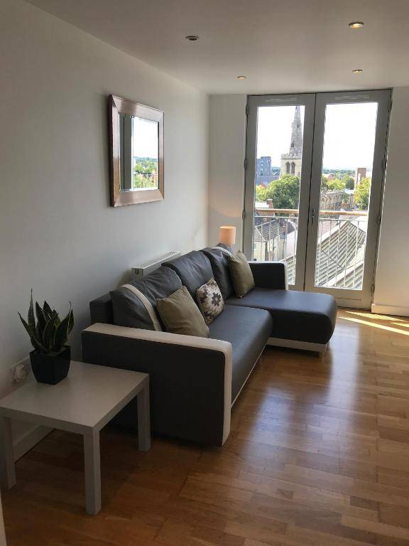 Bedford Central Apartment with Free Secure Parking