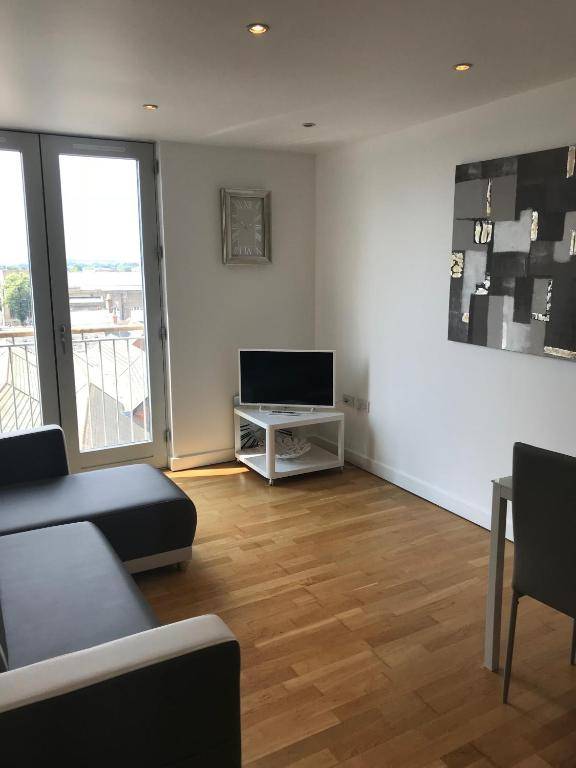 Bedford Central Apartment with Free Secure Parking