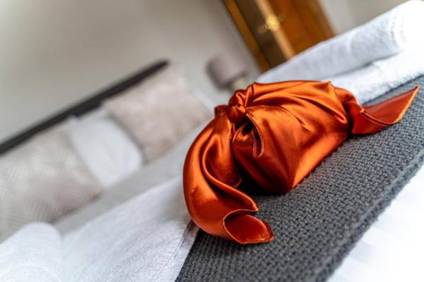 The Salisbury I Self-contained Large Executive House with Great Living Space & Courtyard