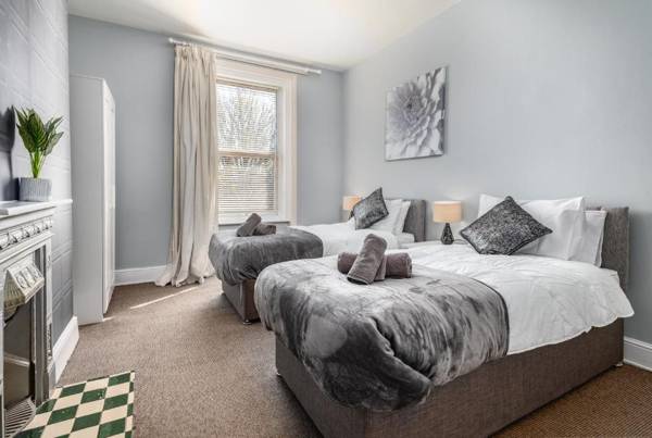 Large Contractor House in Great Location with FREE Parking - Staycation welcome by ComfyWorkers