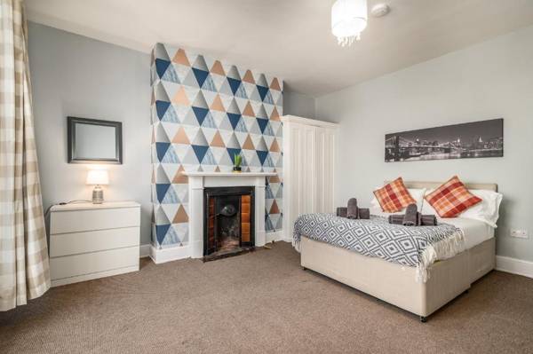 Large Contractor House in Great Location with FREE Parking - Staycation welcome by ComfyWorkers