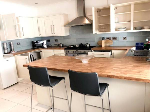 3-Bed Semi-Detached House Wifi Parking Outdoor Space