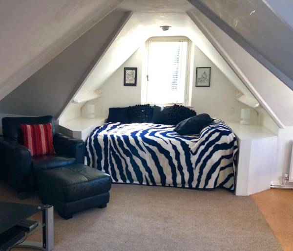 Skylight Loft - Unique flat in Gothic Victorian Villa