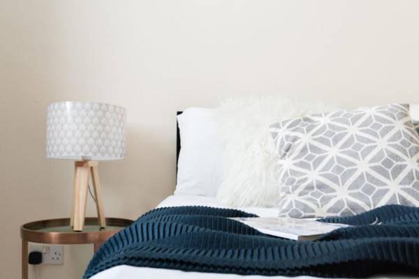 The Lapis Lounge - Large 3BDR House at River Avon