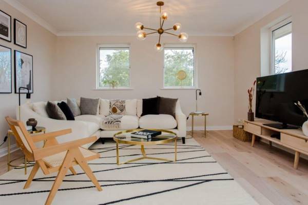 The Sparkford Gardens - Lovely 2BDR with Balcony