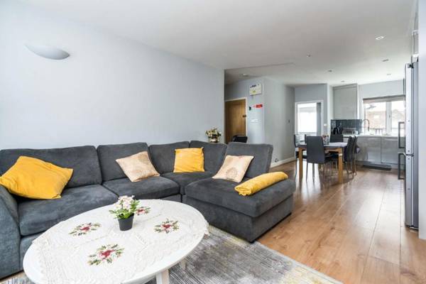 Sleek 2BD Home close Brent Cross Shopping Centre