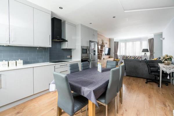 Workspace - Sleek 2BD Home close Brent Cross Shopping Centre