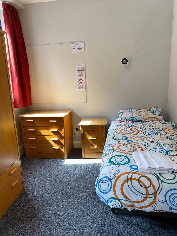 Charming Rooms for Students Only CRICKLEWOOD LANE - SK