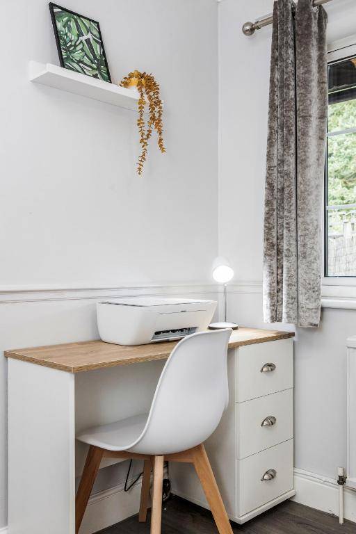 Ascot Pet Friendly Detached 4 Bed House Free Parking