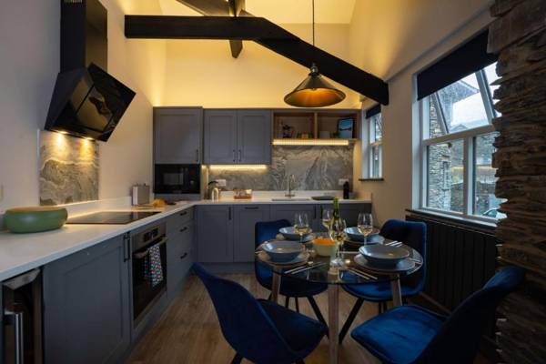 Spacious - Contemporary 2BR Apartment - Central Ambleside - Parking