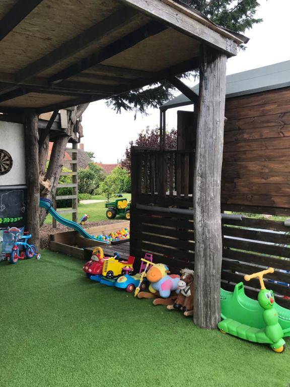 Rew Farm Country & Equestrian Accommodation - Sunrise Lodge