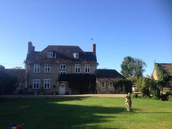 BUSCOT MANOR Sleeps up to 20 HOT TUB WILD SWIMMING BRING A HORSE or PONY