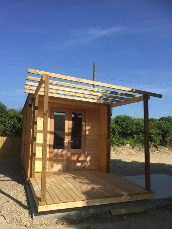 Romantic Getaway Luxury Wooden Cabin With Private Hot Tub and BBQ