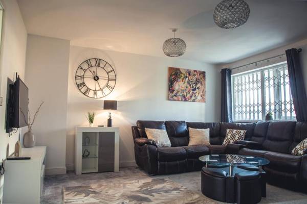 Rest&Recharge at Rylance House by the Etihad Stadium (3 Bedroom 2.5 Bathroom Free Parking)