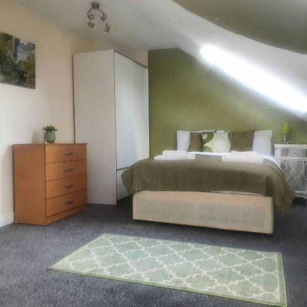 Pretty 4 Double Bedroom Home With 3 Bathrooms