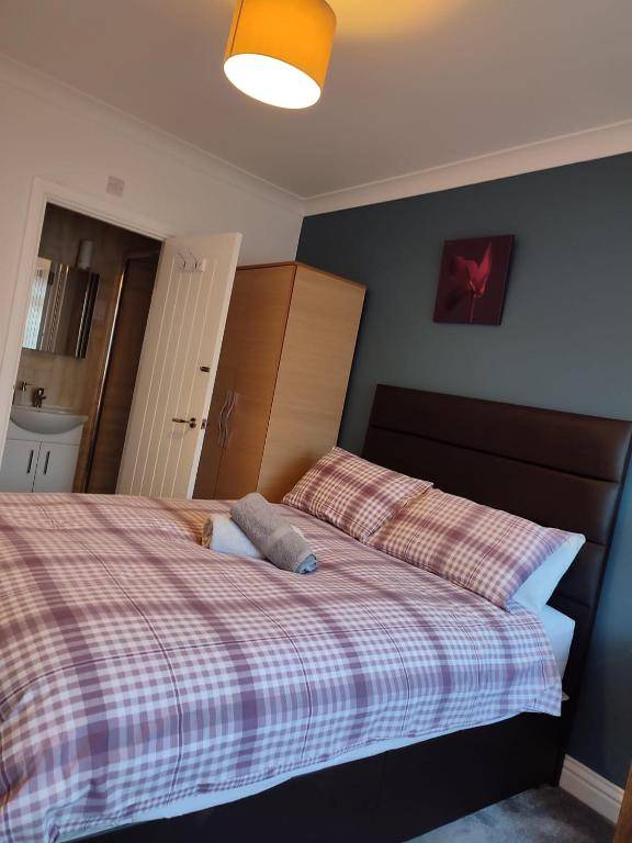 Room in Guest room - Apple House Wembley