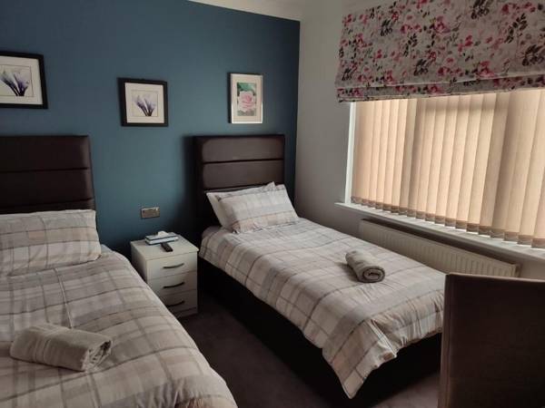 Room in Guest room - Apple House Wembley Twin Room