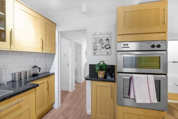 Pinewood Studios Bright 4 bed 2 bath house near Slough