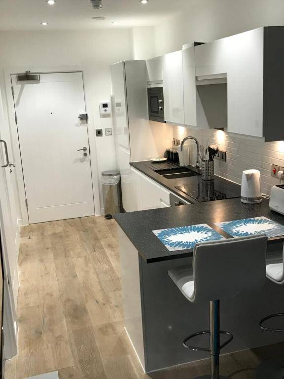 Reading Train Station Apartment by Shepherd Serviced Apartments