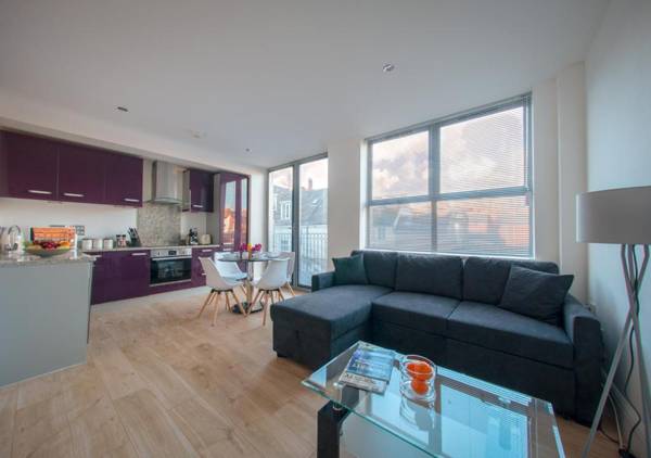 Modern & spacious 2-bed flat with secure parking