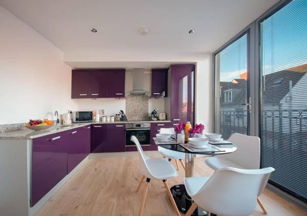 Modern & spacious 2-bed flat with secure parking
