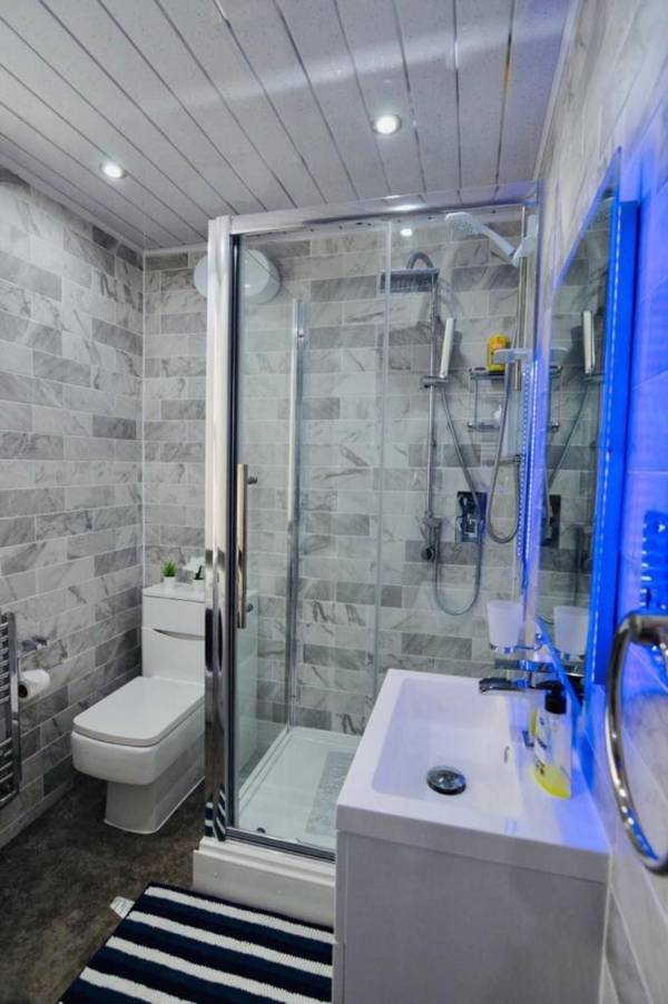 Morden Central Self Contained Flat By CozyNest