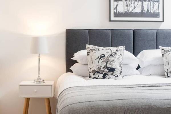 Clifton Jewel - 4 bed townhouse with parking. MyCityHaven