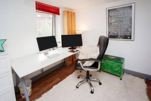 Workspace - Special 3 Bedroom Townhouse With Parking in Bristol