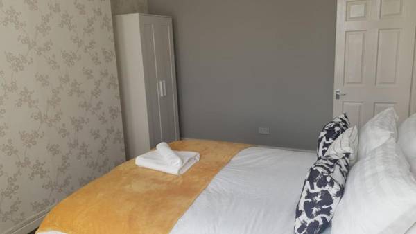 Gateshead's Amethyst 3 Bedroom Apt Sleeps 6 Guests