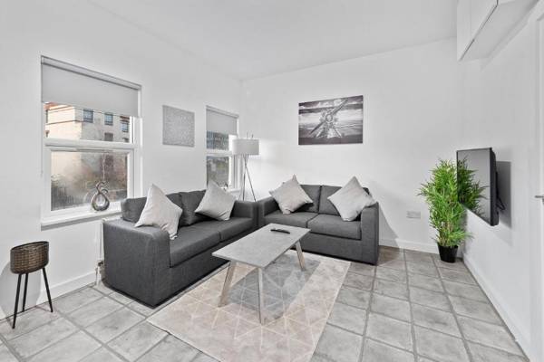West Ealing Serviced Apartment - 2 Bedroom 2 Bath Parking Near Station