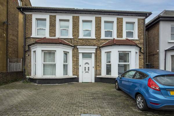 West Ealing Serviced Apartment - 2 Bedroom 2 Bath Parking Near Station