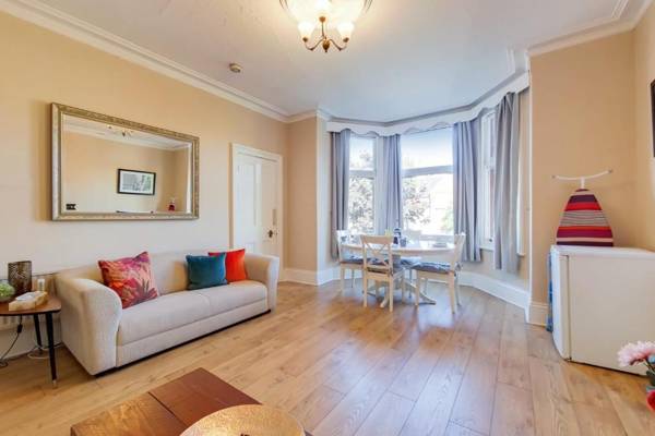 Spacious Apartment In The Heart Of Ealing Broadway