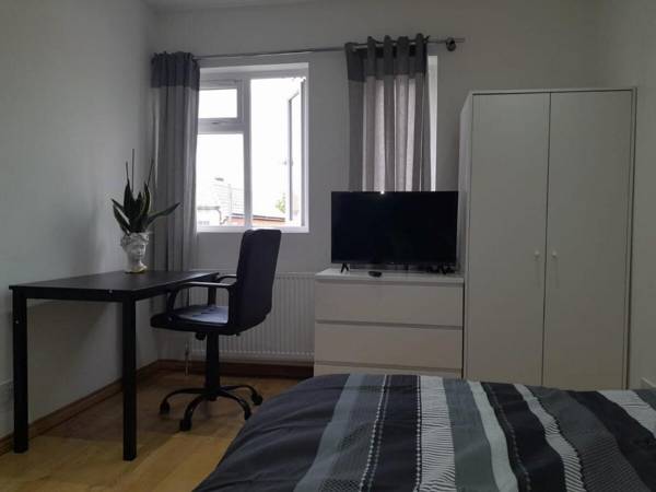 Workspace - Entire one Bed apartment for holiday home