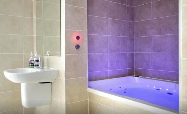 Clamshell Land - Royal Mile