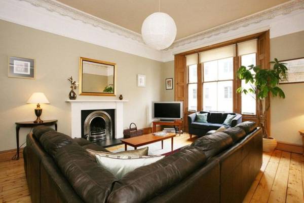 297 - Charming spacious 2 bedroom apartment in the center of Edinburgh's Old Town