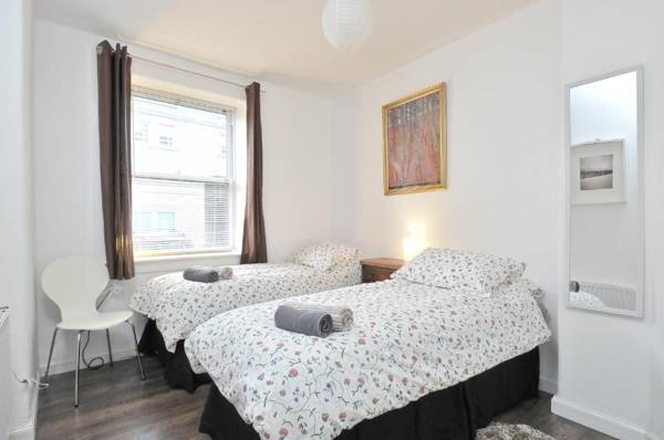 367 Comfortable 2 bedroom apartment on the edge of Edinburgh's historic Old Town