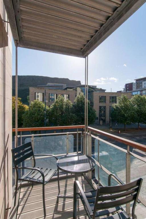 379 Luxury 3 bedroom city centre apartment with private parking and lovely views over Arthur's seat